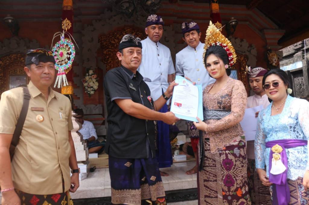 Implementasi Dalung Smartvillage serahkan KK Baru,  Akta Perkawinan dan (KTP) Baru di Desa Penarungan, Mengwi